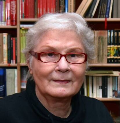 Gabriela Badura in Ihrer Bibliothek mit Blick auf das Theater.