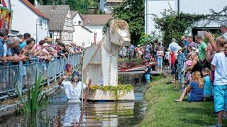 <p>Ein Trojanisches Pferd schwamm bei der Zeller Bachregatta den Meerbach hinunter - das Team wurde mit dem Preis für das schönste Boot ausgezeichnet.</p>