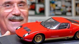 <p>Angelo Caldone präsentiert stolz seine Lamborghini-Sammlung: Modellautos, Golfbälle, Stierbüsten und viel mehr zählen dazu. Sein Lieblingsstück ist ein Lamborghini Miura (links unten).</p>