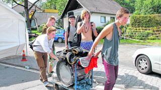 <p>Die Instrumente gepackt und weitergewandert: Auf insgesamt vier Bühnen zeigen die Teilnehmer beim Straßenmusikfestival "4 ums Dorf" in Erlenbach ihr Können. Zehn Formationen haben sich in diesem Jahr angemeldet. Das Foto aus dem Jahr 2011 zeigt die Gruppe Cobario.</p>