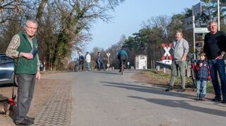 Vertreter der Schutzgemeinschaft Deutscher Wald und von Mensch vor Verkehr hatten gestern zu einem Ortstermin zur Rodungsaktion der Bahn eingeladen.