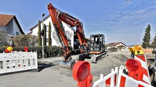 Die Arbeiten zur Fahrbahnerneuerung in der Straße Am Falltor in Schwanheim haben begonnen.