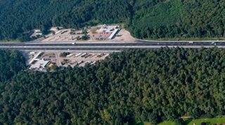 Luftaufnahme von der Raststätte an der A 67: In diesem Bereich soll die neue ICE-Trasse bereits westlich der Autobahn (im Bild also oberhalb) geführt werden.