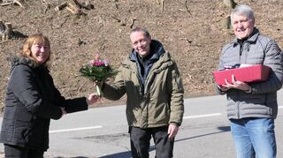 Beate Gammelin bedankte sich bei Dirk Dins (Mitte) für seine jahrzehntelange Arbeit im Ortsverband der Lindenfelser SPD. Thomas Bauer überreichte ein Weinpräsent im Namen der Fraktion in der Stadtverordnetenversammlung.