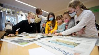 Zeitungslektüre im Rahmen des BA-Projekts Klasse Kids in der Bensheimer Joseph-Heckler-Schule: Unser Foto aus der Klasse Klasse 4b zeigt (v.l.): Paul, Lehrerin Katja Straschil, Loresa, Latisha, Emily und Leonie.