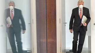 Volker Bouffier auf dem Weg zur Sitzung des hessischen Landtags.