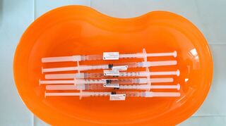 Spritzen mit dem Corona-Vakzin von Astrazeneca liegen während eines Pressetermins in einer Hausarztpraxis in einer Nierenschale.