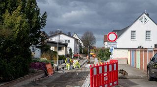 In der zur Johann-Sebastian-Bach-Straße (vorne) führenden Stichverbindung der Kettelerstraße verlegt die GGEW im Rahmen Straßensanierung Glasfaserkabel. Mit einer Unterschriftenliste haben sich 34 Anwohner jetzt an das Unternehmen gewandt, um ebenfalls ans schnelle Internet angeschlossen zu werden.