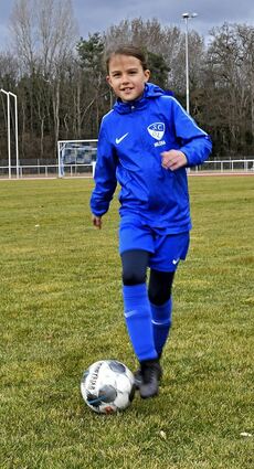Milena Birk spielt gern Fußball und stürmt für den SC Olympia. Die zehn Jahre alte Lorscherin hofft, wie ihr Verein, dass bald noch mehr Mädchen mitspielen.