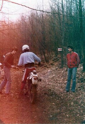 Vor 40 Jahren fand die letzten ADAC-Odenwaldfahrt statt. Die Bilder stammen aus dem privaten Fotoarchiv des Gronauers Norbert Hebenstreit, der am 22. März 1981 bei der Duchfahrtskontrolle am Eselsberg mitgeholfen hat (in roter Jacke).