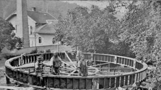 Adam Klinger und Helfer bauen in Hochstädten ein Mühlrad.