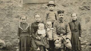 Die Familie von Peter Klinger im Ersten Weltkrieg im Eck in Reichenbach mit Sohn Heinrich (Bildmitte unten), dem letzten Reichenbacher Klinger.