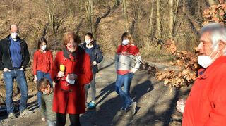 Helga Harjes (Mitte) erhielt zu ihrem Geburtstag eine Ruhebank geschenkt, die im Hohensteiner Wald aufgebaut wurde.
