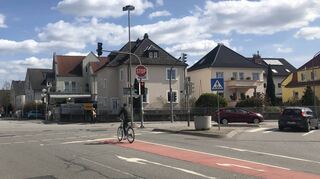 Ampelschaltungen sind nicht gut auf Radler abgestimmt, wurde im Klimatest kritisiert. Das betrifft die Kreuzung Friedensstraße und Hirschstraße. Ob ein Kreisverkehr eine Lösung sein könnte, wird geprüft.