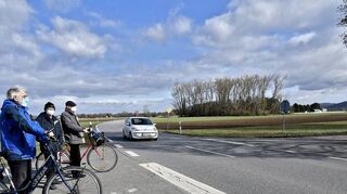 Ziemlich schnell, mit einer Höchstgeschwindigkeit von 80 km/h, dürfen Autos in diesem Abschnitt des Starkenburgrings unterwegs sein. Manche Radler, die in der Straße In den Langen Ruten fahren, finden das gefährlich schnell.