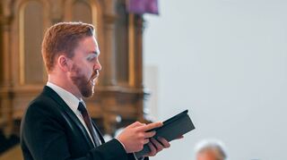 Bei der Passionsandacht am Palmsonntag in der Michaelskirche war als Gastsolist der junge Tenor Theodore Browne zu Gast. Im Hintergrund ist Kantor Konja Voll zu sehen.