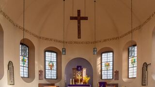 Der Grundstein für die evangelische Kirche in Gadernheim wurde 1912 gelegt, geplant hatte sie der Architekt Heinrich Metzendorf. In früheren Zeiten, in denen die heutigen Lautertaler Dörfer dem Kirchspiel Bensheim zugeordnet waren, mussten die Gläubigen meist den Fußweg in die Stadt an der Bergstraße auf sich nehmen.