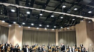 Die Staatsphilharmoniker begrüßen den 5G-VR-Auto-Reporter.