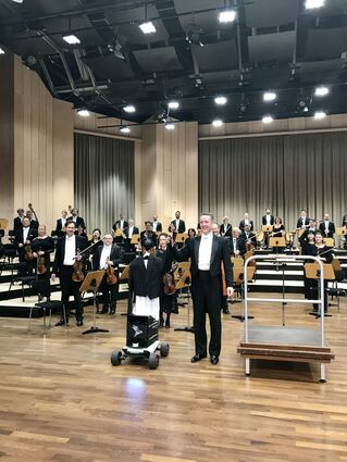 Ende einer Weltpremiere: die Staatsphilharmonie und der 5G-VR-Auto-Reporter.