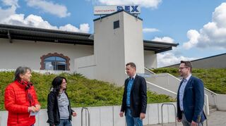 Margit Gehrisch und Martina Wagner vom Musiktheater Rex freuen sich über eine Spende, die Christoph Cranz und Ralf Martin (v.l.) von der Wohnbau Bergstraße mitgebracht haben.