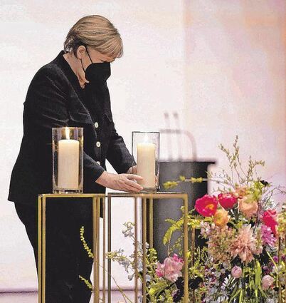Bundeskanzlerin Angela Merkel stellte eine der zehn Kerzen in Windlichtern in der Mitte des Konzerthauses am Berliner Gendarmenmarkt auf. Bei der Gedenkfeier waren neben der Staatsspitze auch Angehörige der Opfer vertreten.