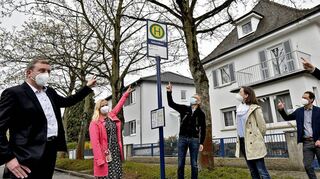 Die Bushaltestelle Karlstraße in der Fehlheimer Straße heißt ab sofort „Geburtshaus“.