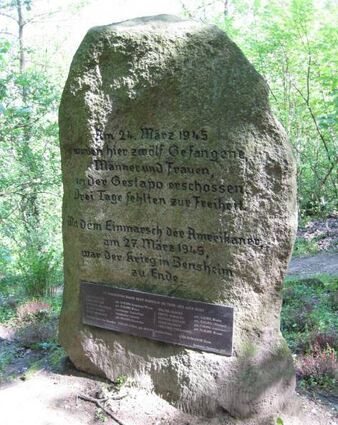 Der Gedenkstein für die Ermordeten am Kirchberg.