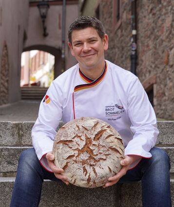 Bäckermeister Michael Kress ist Weinheims erster Brot-Sommelier. Das Weinheimer Traditionsbrot, das er in den Händen hält, zeichne sich zum Beispiel durch Röstaromen von Kaffee und Espresso sowie die unruhige Porung im Inneren aus.