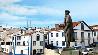 Überlebensgroß: Denkmal neben dem Nordturm der Festung von Sines für den portugiesischen Seefahrer Vasco da Gama