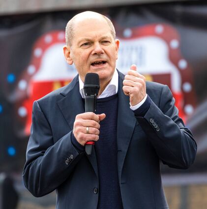 SPD-Kanzlerkandidat Olaf Scholz macht sich für die Bundestagswahl im September Hoffnungen. Der Finanzminister will an der Impfreihenfolge vorerst nichts ändern, Geimpfte allerdings mit Genesenen und Getesteten gleichstellen.