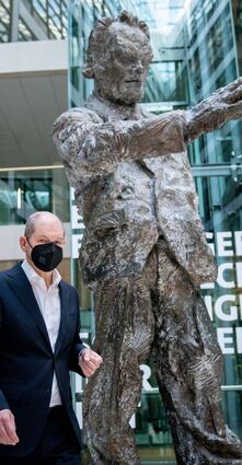 Willy Brandt war Kanzler – Olaf Scholz will es werden. Der Vizekanzler setzt auf seine Regierungserfahrung und hält die grüne Konkurrenz für einen Scheinriesen.