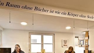 Bücherei-Leiterin Andrea Philipp (l.) und Eyleen Kersten am neu gestalteten Arbeitsplatz.