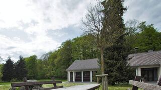 Am Dorfgemeinschaftshaus in Schannenbach (links), an der Grillhütte in Lindenfels (Mitte) und am Striethteich in Elmshausen herrschte auch in diesem Jahr am Vatertag Ruhe.