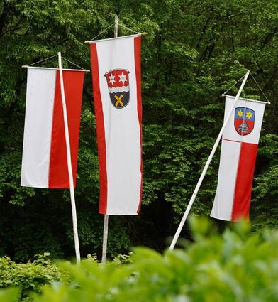 Am Striethteich in Elmshausen wurde mit Fahnenschmuck daran erinnert, dass eigentlich hier gefeiert werden sollte.