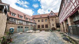 Aktuell ist der Kurmainzer Amtshof eine Großbaustelle. Doch im Spätsommer 2022 soll hier die Tradition der Heppenheimer Festspiele fortgesetzt werden.