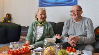 Cornelia und Peter Stadler fiebern vom heimischen Sofa aus mit, wenn ihre Tochter Lilian wieder um die Wette kocht.