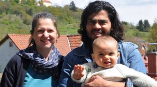 Charlotte Voß und ihr Partner Adeel Khan mit Söhnchen Jonas
