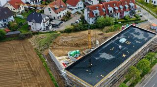Auf dem Acker (im Bild links) in Nachbarschaft zur neuen Kita am Berliner Ring sollen zwei neuen Sporthallen entstehen.