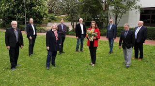 Gruppenbild mit zwei Damen: Am Donnerstag wurde in der Stadtverordnetenversammlung der ehrenamtliche Magistrat gewählt. Unser Bild zeigt (v.l.) Manfred Knapp, Oliver Roeder, Waltrud Ottiger, Andreas Scharff, Peter L. Born, Josefine Koebe, Andreas Born, Hans Seibert und Wilhelm Rothermel.