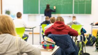 Schülerinnen und Schüler einer fünften Klasse der Johanniter Realschule Heitersheim sitzen während des Unterrichts in ihrem Klassenzimmer.