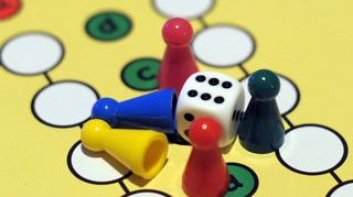 „Mensch ärgere dich nicht!“ kennt jeder – und die meisten Familien dürften es auch zu Hause haben. Doch auch abseits der Klassiker gibt es tolle Spiele zu entdecken.
