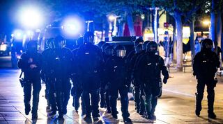 Einsatzkräfte am Wochenende in der Stuttgarter Innenstadt: Rund um den Schlossplatz gab es Auseinandersetzungen zwischen Jugendlichen und der Polizei.