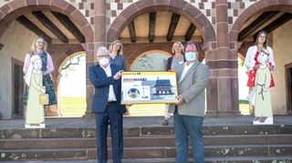 Welterbestättenleiter Hermann Schefers (vorne rechts) freut sich über die neue Briefmarke ebenso wie seine Mitarbeiterinnen in der Museumspädagogik Berenike Neumeister, Claudia Götz, Silke Strohmenger und Patricia Scheuermann. Überbracht wurden die Marken von Friedhelm Schlitt.