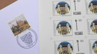 Die neuen Marken (r.) sind nur in Lorsch zu haben, etwa beim Welterbetag am Sonntag im Museum. Links ist die Lorsch-Briefmarke von 2014 zu sehen.