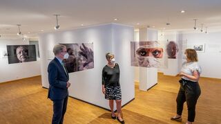 Im Museum wurde am Wochenende die Ausstellung „Silent Tears“ in Kooperation mit der Christoffel-Blindenmission eröffnet. Unser Bild zeigt (v..l.) Rainer Brockhaus (CBM-Vorstand), Bürgermeisterin Christine Klein und Mira Ballmaier (Team politische Bildung CBM).