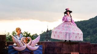 „Das Spiel von Liebe und Zufall“: Unterstützt von Musikerin Charlotte Brandi (links) spielt und singt Anna Sonnenschein die Rolle der Silvia.