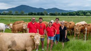 Der Hofladen Schweickert in Schwanheim feiert 30-jähriges Bestehen. Unser Bild zeigt Jörg, Mark, Beate und Christoph Schweickert mit Ina Fleck (v.l.).