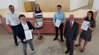 Um das Bensheim-Wappen im modernisierten Bürgerhaus gruppierten sich am Donnerstag die neuen Koalitionspartner in der Stadtverordnetenversammlung. Unser Bild zeigt (v.l.) Jascha Hausmann und Stefan Stehle (FDP), Christine Deppert und Tobias Heinz (CDU) sowie Jürgen Kaltwasser und Eva Middleton (SPD).