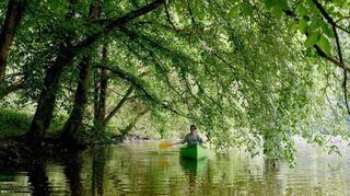 Die Lahn ist offiziell eine Schifffahrtsstraße, genutzt wird sie aber vor allem von Kanufahrenden und anderen Freizeitsportlern.