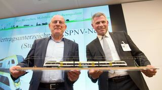 Baden-Württembergs Verkehrsminister Winfried Hermann (l.) und der damalige Abellio-Chef Stephan Krenz bei der Vertragsunterzeichnung 2016.